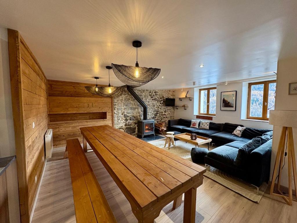 ein Wohnzimmer mit Sofa und Tisch in der Unterkunft Camp de Base - retraite d'exception 16 personnes in Les Orres
