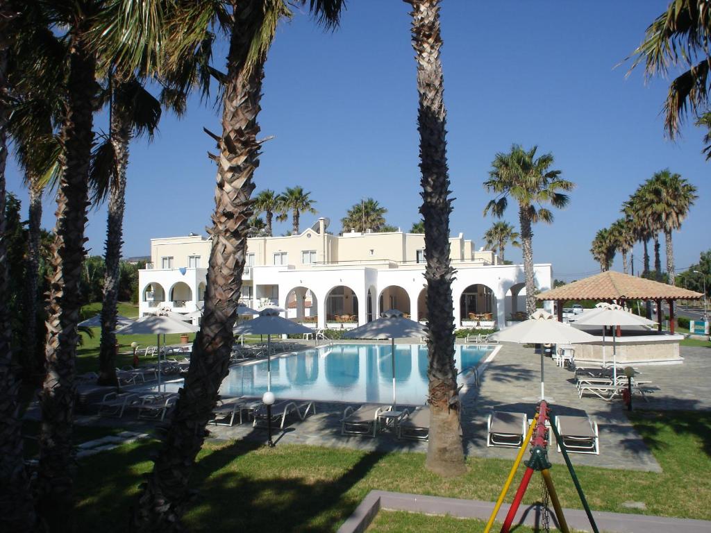 Bazén v ubytování Andromeda Hotel Apartments nebo v jeho okolí