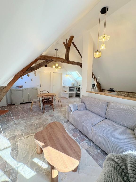 un soggiorno con un divano e un tavolo di L'Ecrin Saint Denis, petite au centre d'Amboise! a La Celle-sous-Gouzon