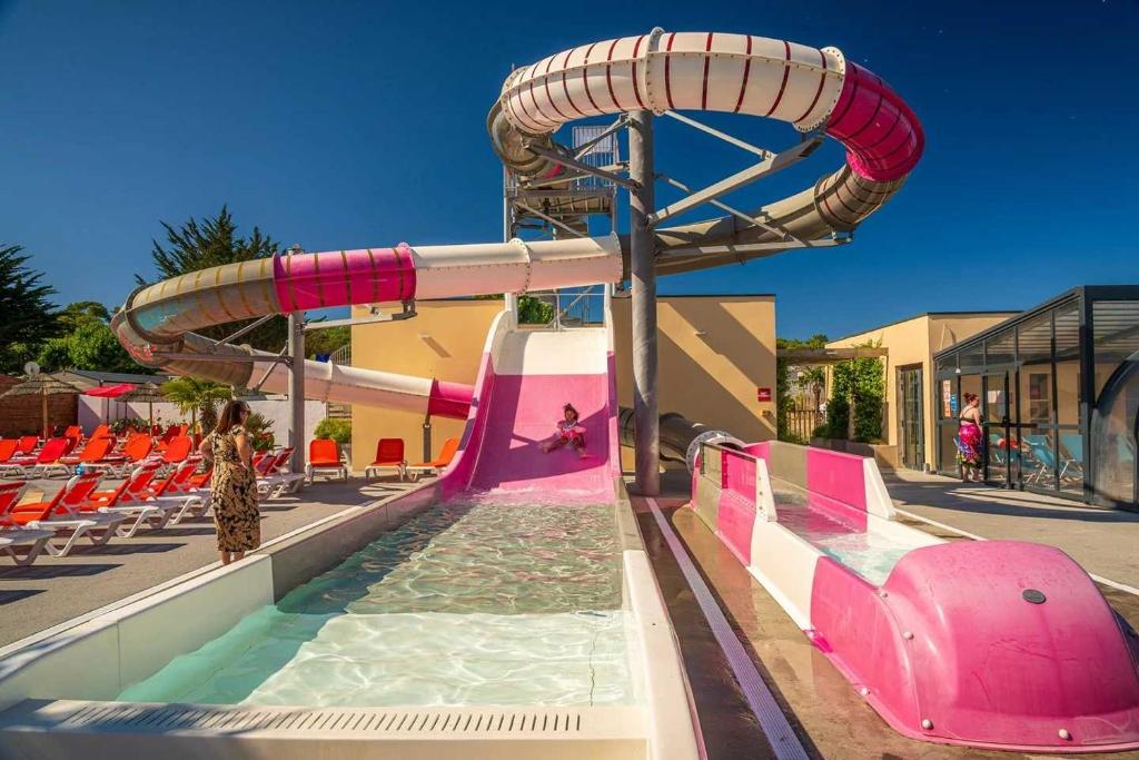 Swimmingpoolen hos eller tæt på Camping 4 étoiles - Parc aquatique - ccadfdf