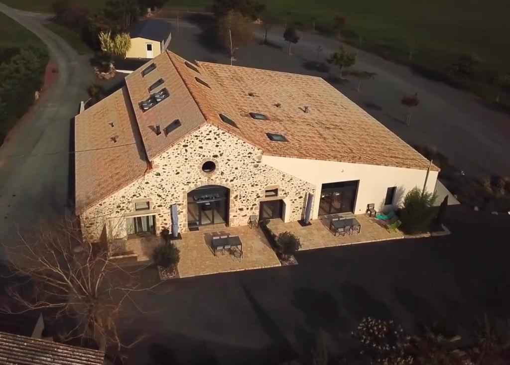 eine Luftaufnahme eines großen weißen Gebäudes mit einem Dach in der Unterkunft "La Petite Félixière" à 25 min du Puy du Foù, 10 min de Cholet, et 35 min de Nantes in Saint-André-de-la-Marche