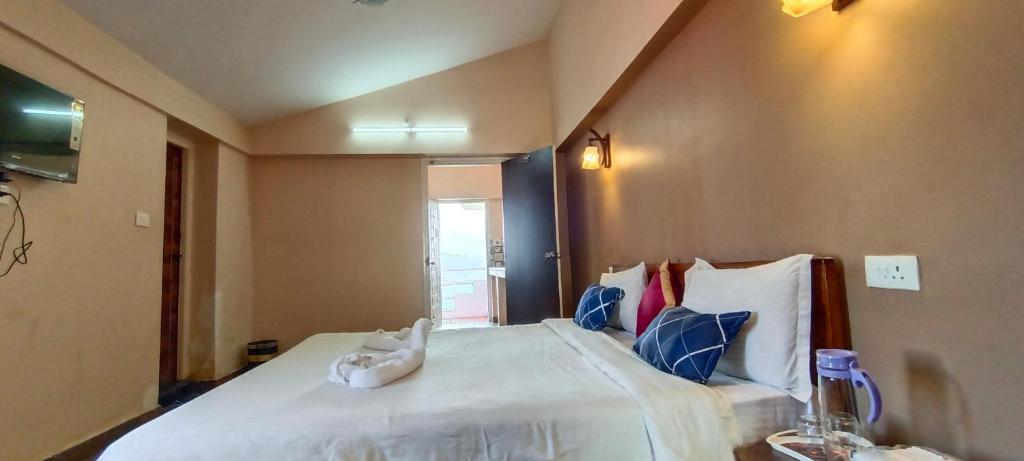 科代卡纳尔Raja Home Stay的一间卧室，床上有一只毛绒玩具