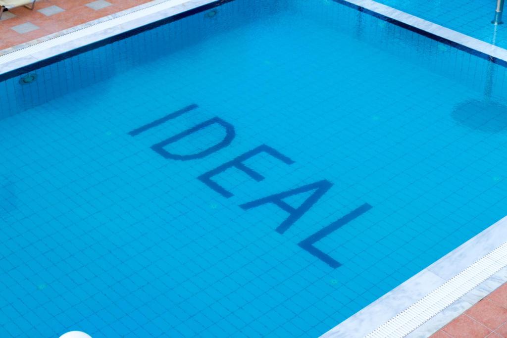 Bazén v ubytování Ideal Hotel nebo v jeho okolí