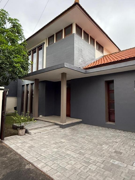a house with a driveway in front of it at Villa Rob in Kerobokan