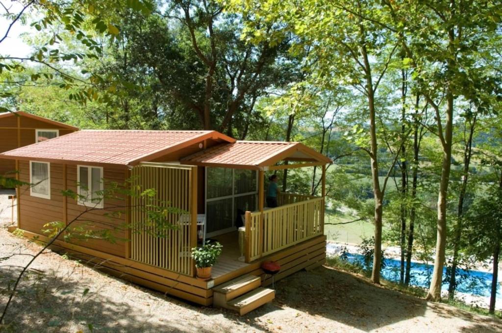 迪尔福尔Camping 3 étoiles - Piscine - ccbbedh的带门廊和露台的小房子