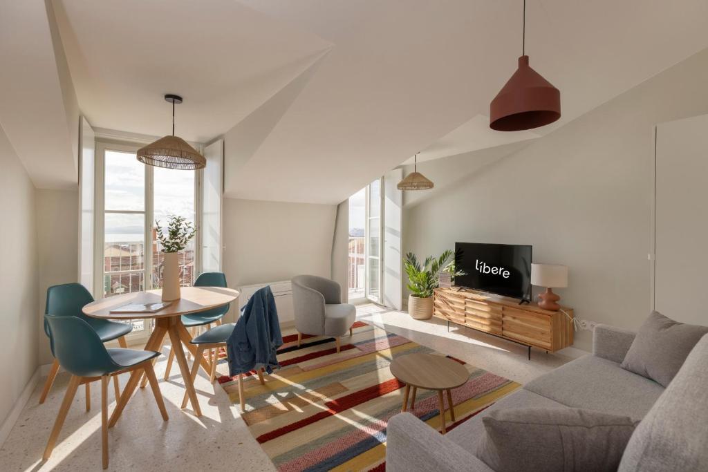 un salon avec un canapé, une table et des chaises dans l'établissement Líbere Lisbon Príncipe Real, à Lisbonne