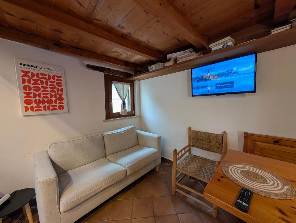 a living room with a couch and a table at Ca' Gerani Valpolicella in Negrar