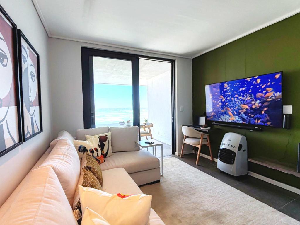 TV a/nebo společenská místnost v ubytování Wavescapes Botanical Stay