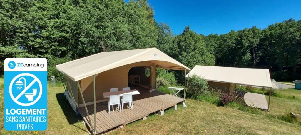Tenda con tavolo e sedie in un campo di Camping 3 étoiles - Parc aquatique - ccbbaia 