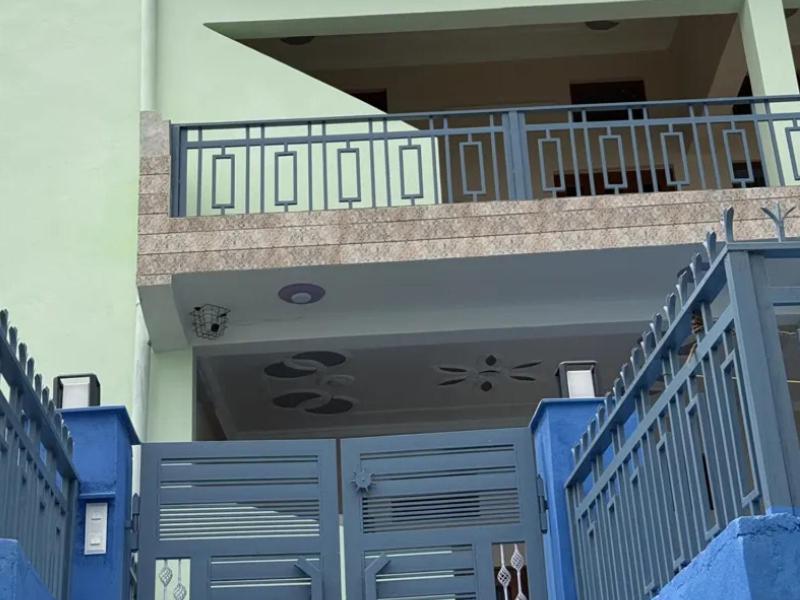 SaurにあるStay Enjoyの青い門とバルコニー付きの建物