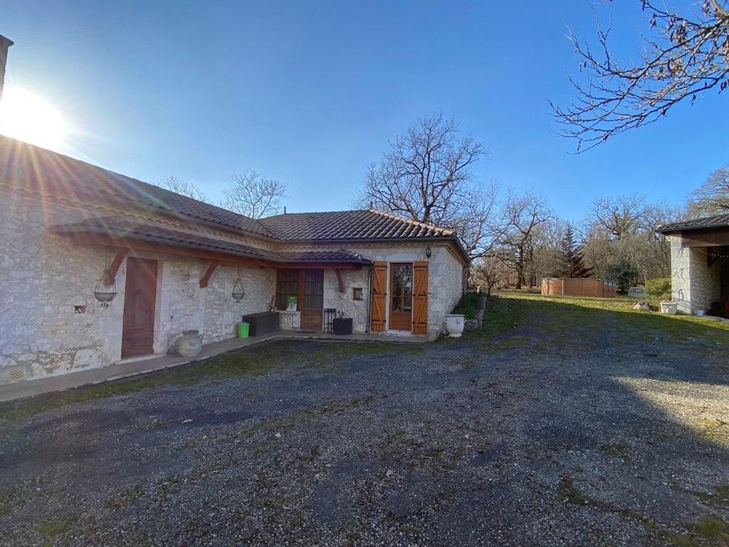 une maison avec une allée devant dans l'établissement La maison des lieux, à Fauroux