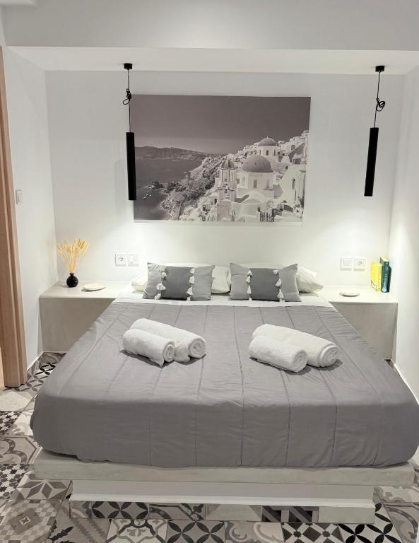 ein Schlafzimmer mit einem großen Bett und zwei Kissen in der Unterkunft Fira Basement Studios in Fira