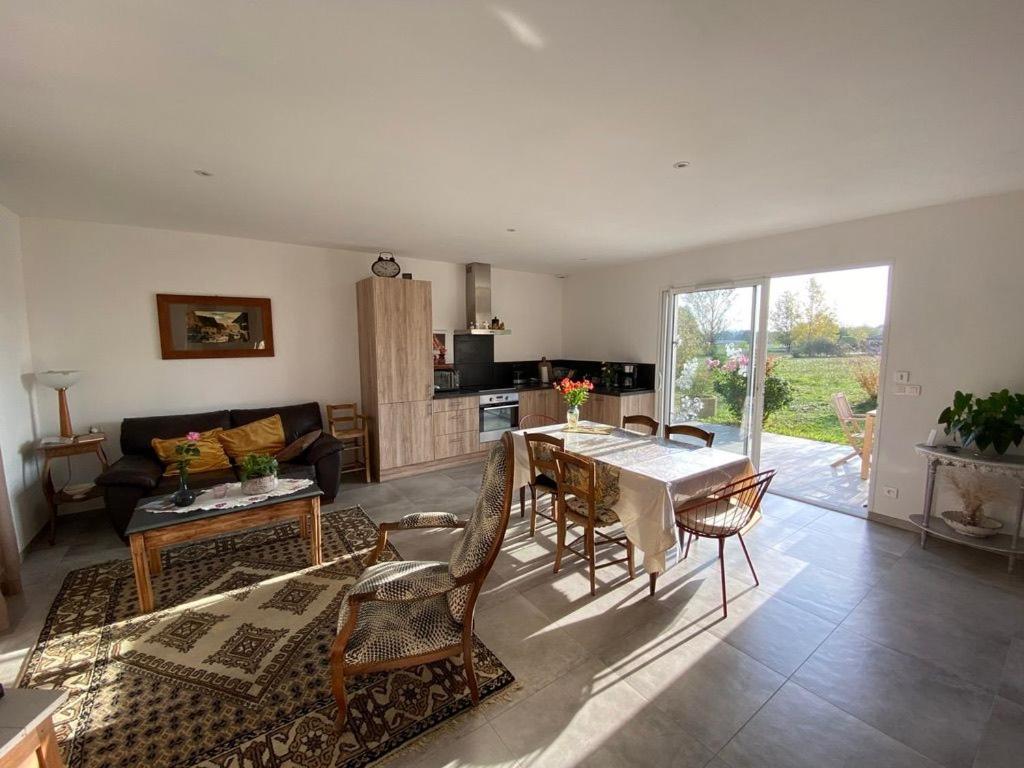 un salon avec une table et quelques chaises dans l'établissement Le Pigeonnier - TG2260, à Nègrepelisse