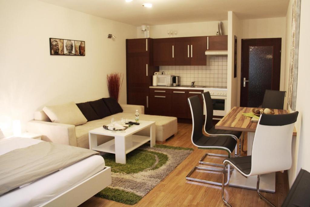 ein kleines Wohnzimmer mit einem Sofa und einem Tisch in der Unterkunft Apartment Quellenstraße in Wien