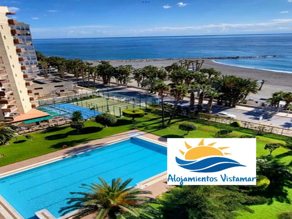 Luftaufnahme eines Resorts mit Swimmingpool und Strand in der Unterkunft Apartamento Las Góndolas Playa ALOJAMIENTOS VISTAMAR in Almuñécar