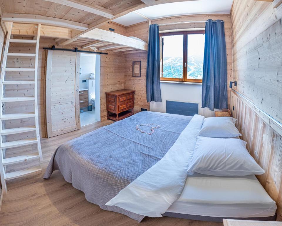 a bedroom with a large bed in a room at Chalet école des cimes in Bozel