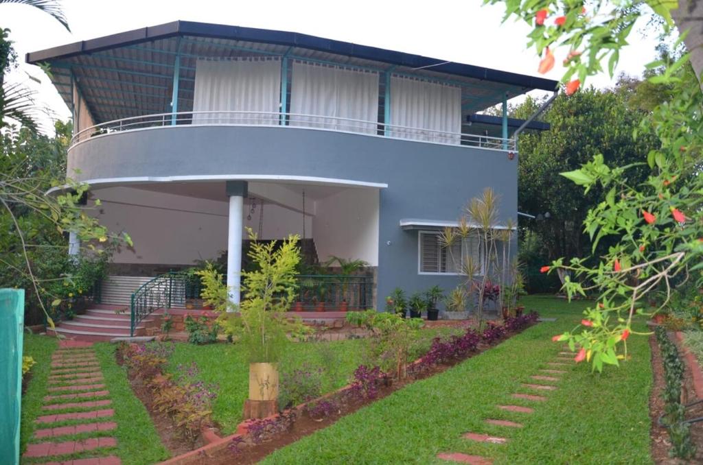 Vườn quanh Under the Tamarind