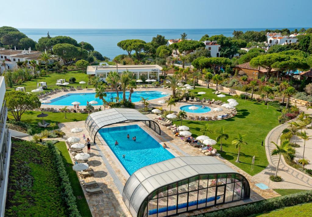 une vue aérienne d'un complexe hôtelier avec piscine dans l'établissement Alfagar Prestige, à Albufeira