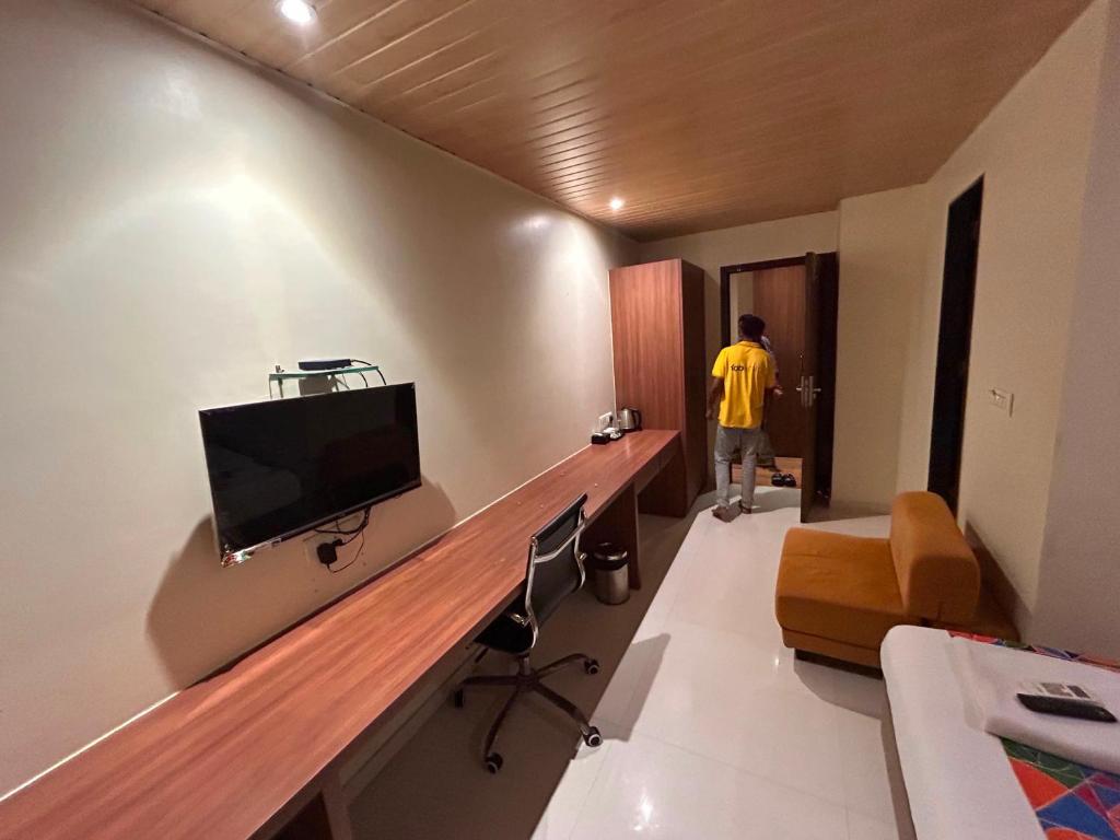 Μια τηλεόραση ή/και κέντρο ψυχαγωγίας στο Hotel O Casa Royal Residency