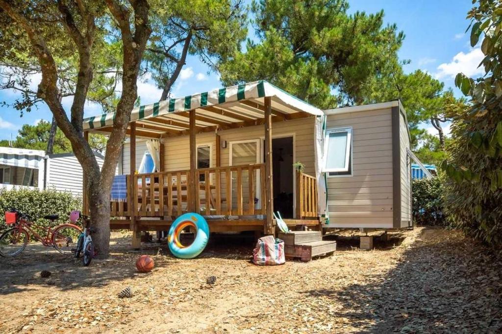 Bygningen som campingpladsen ligger i