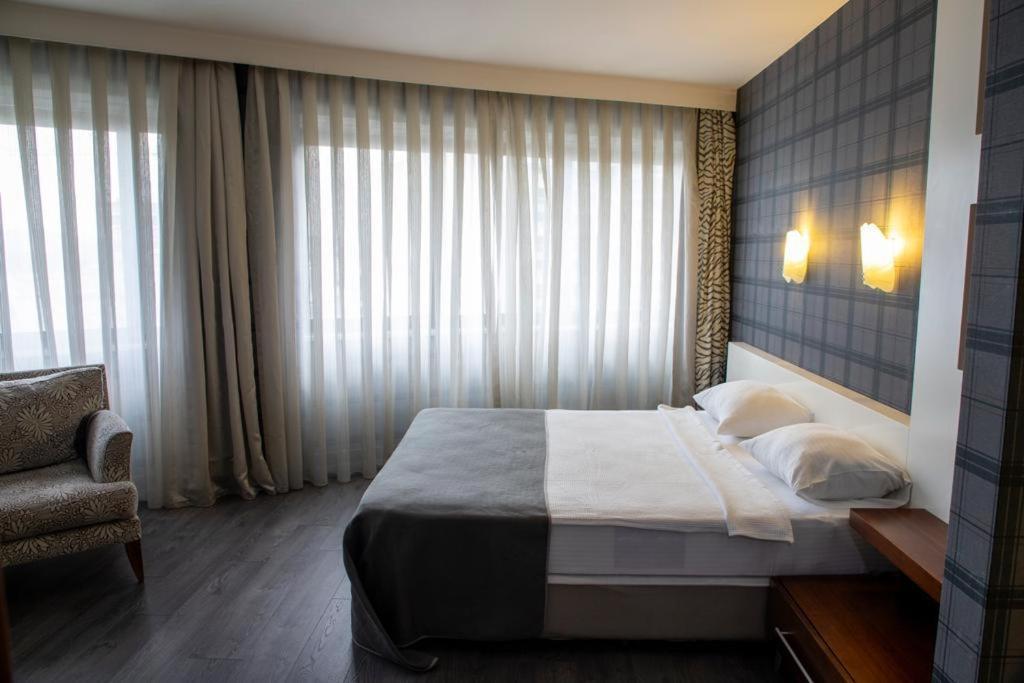 Postel nebo postele na pokoji v ubytování Dedepark Hotel