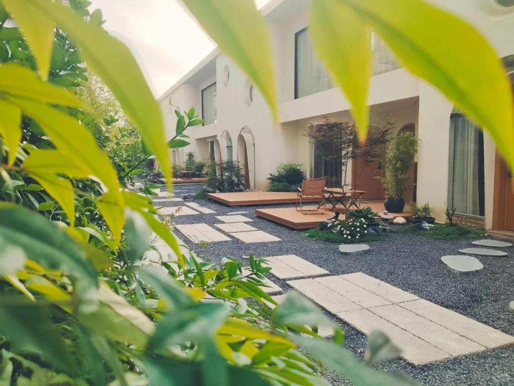 un cortile di una casa con piante di Tangyin Courtyard Hotel a Xi'an