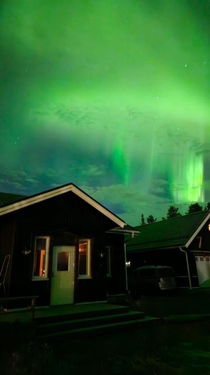 Riverfront Aurora Chalet