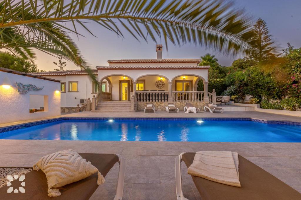 Villa Moixeta by Abahana Villas
