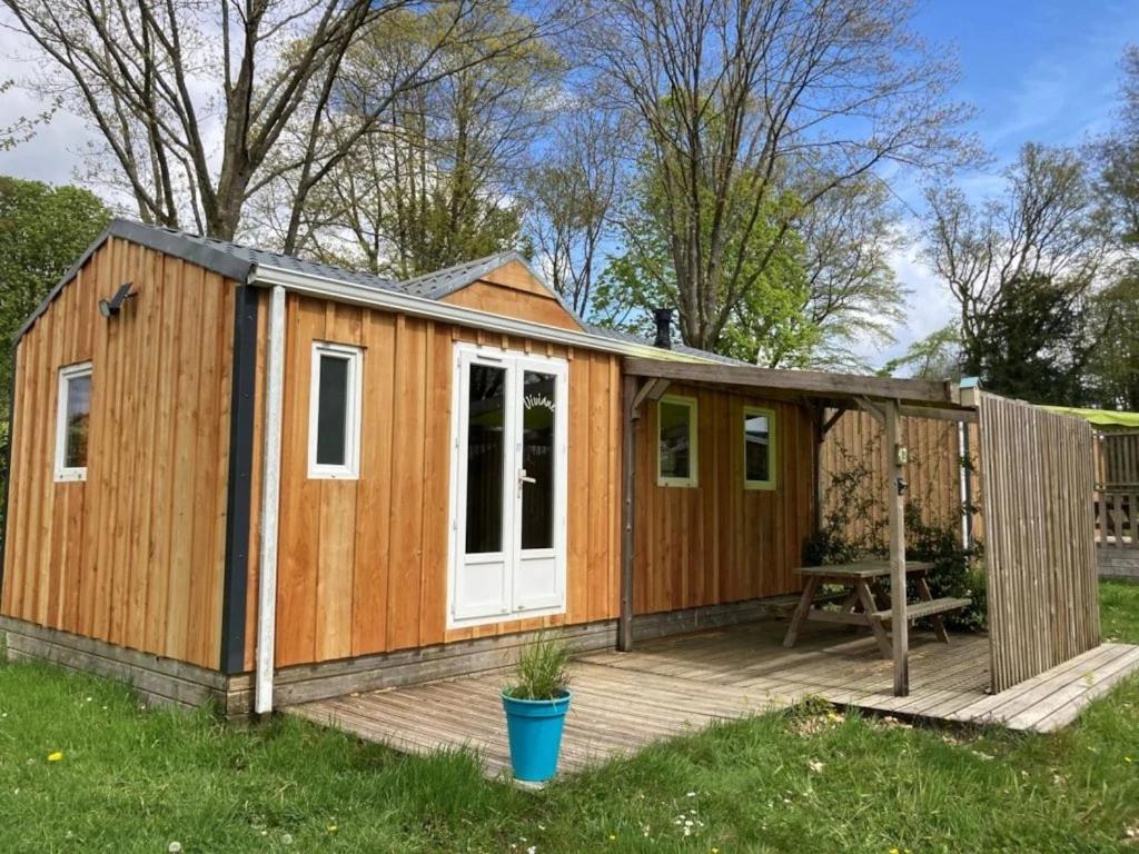 PriziacCamping 3 étoiles - eed0ca的带露台的木屋