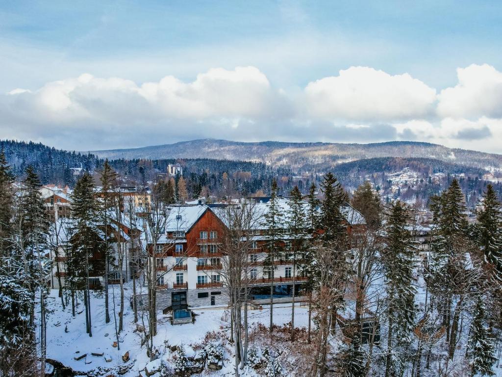 eine Luftaufnahme eines Hauses im Schnee in der Unterkunft Hotel Bergo Resort & SPA in Szklarska Poręba