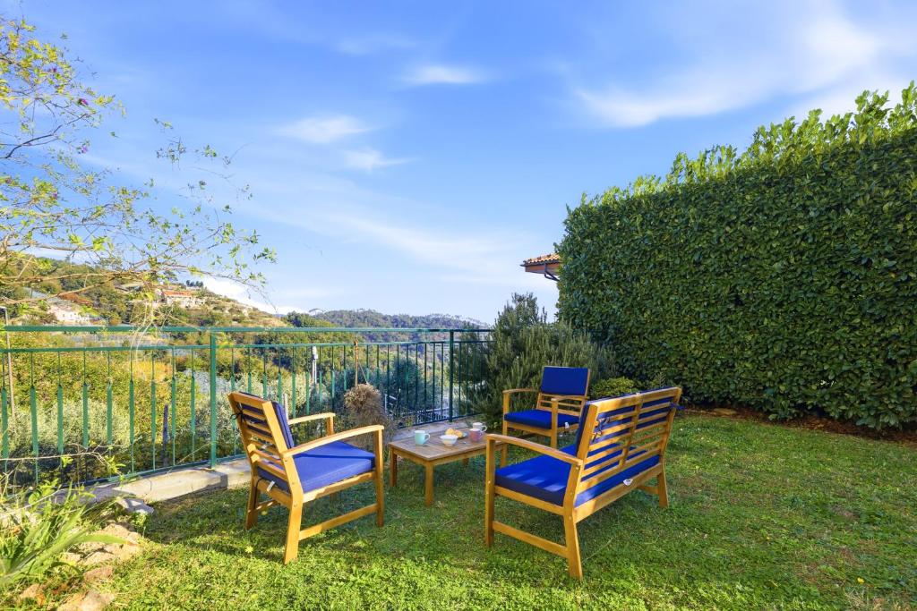Bardino NuovoHostdomus - Sunrise Sea View - Finale Ligure的院子里有两把椅子和一张桌子