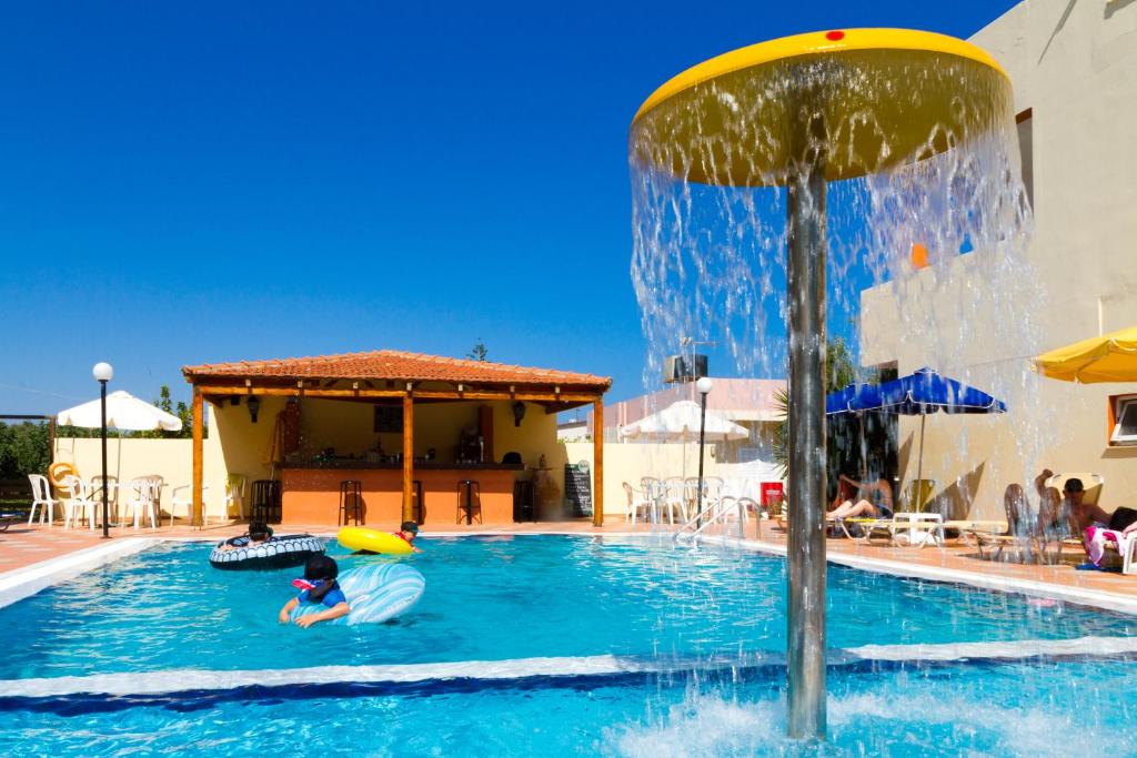 Bazén v ubytování Ideal Hotel nebo v jeho okolí