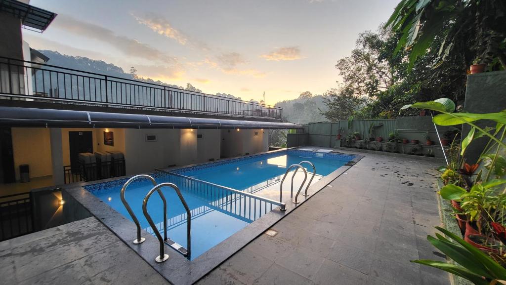 Piscina de la sau aproape de Rosa Mystica Hotels & Resorts