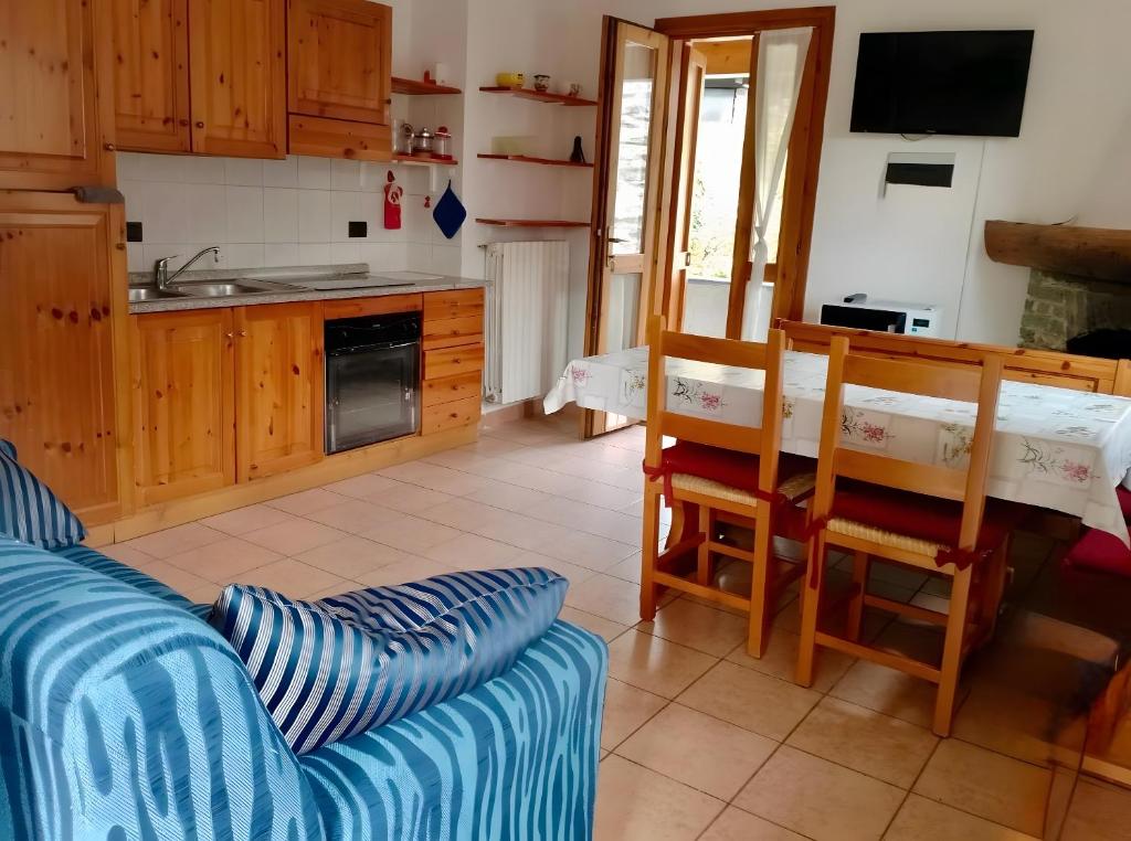 ein Wohnzimmer mit Couch und Küche in der Unterkunft Chalet Bellavista in Chiesa in Valmalenco