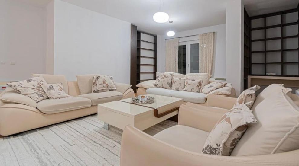 Khu vực ghế ngồi tại Bright & Cozy Getaway