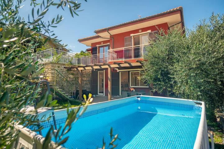 La alberca dentro o cerca de Hostdomus - Sunrise Sea View - Finale Ligure