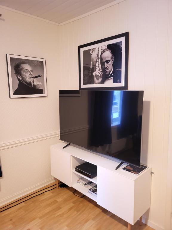 un soggiorno con una grande TV a schermo piatto di 3 roms leilighet Narvik sentrum a Narvik