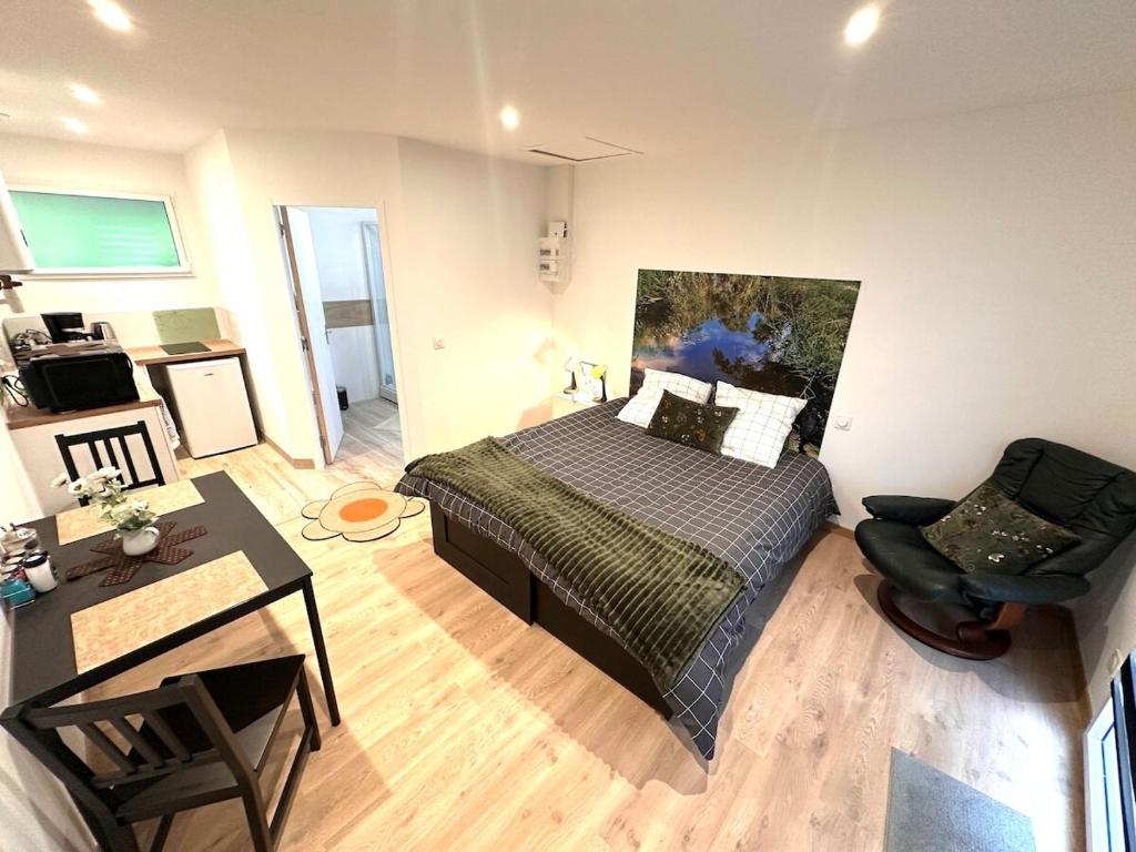 Postel nebo postele na pokoji v ubytování Refuge des voyageurs - Studio neuf - Rivage indépendant en rez de jardin