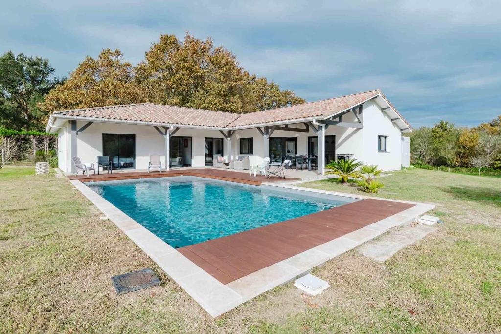 Bazén v ubytování Beautiful contemporary villa 160 m with pool nebo v jeho okolí