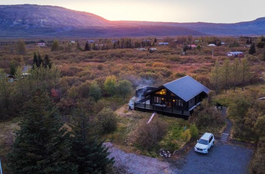 ÚthlidNordic Black Cabin - Luxury in the Golden Circle的前面有停车位的房屋的空中景致