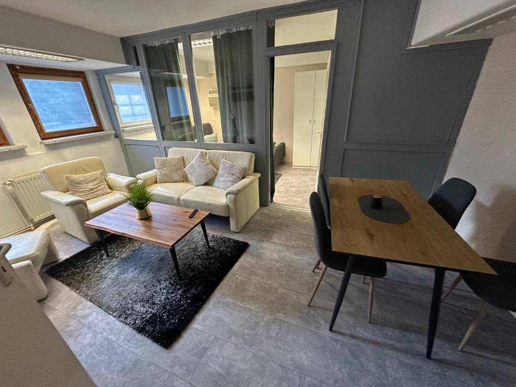 ein Wohnzimmer mit Sofa und Tisch in der Unterkunft 5 personen Monteur Ferien Wohnung in Merseburg