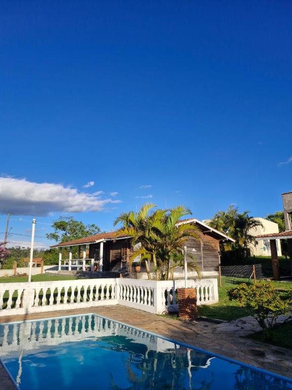 Bazén v ubytování Quartos em Casa de Madeira no Alto da Serra - PetFriendly nebo v jeho okolí