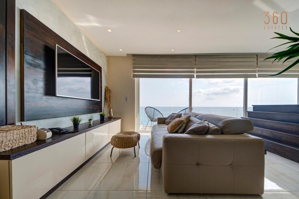 Χώρος καθιστικού στο Mediterranean Luxury Stay with Sea Views & Jacuzzi by 360 Estates