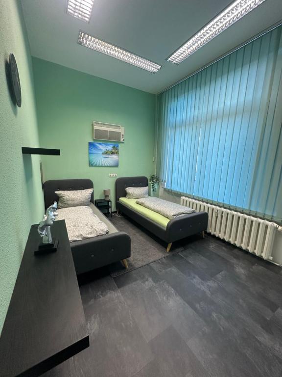 ein Krankenhauszimmer mit 2 Betten und einem Tisch in der Unterkunft Große Ferienwohnung für bis zu 8 Personen mit 2 Badezimmern in Merseburg