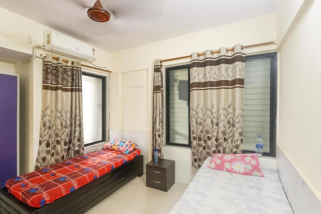 une chambre avec un lit et deux fenêtres dans l'établissement Ac Bed with breakfast At ovale naka ghodbunder road thane west, à Thane
