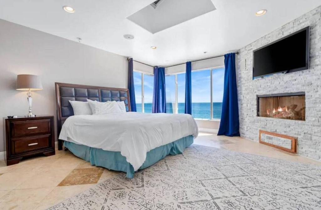 Giường trong phòng chung tại Malibu test apartment sea view 2