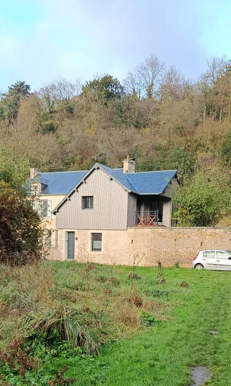 a house with a car parked in front of it at Charmante maison indépendante avec jardin, 45 m2, clim, parking in Mondeville