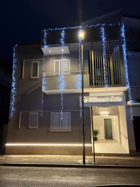 un edificio con luces de noche. en D'ANNUNZIO suites, en Martinsicuro