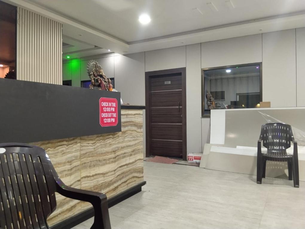 een lobby met een stoel en een bar bij Shri Ram Janam Hotel & Homestay 300 Meter from Ram Mandir in Ayodhya