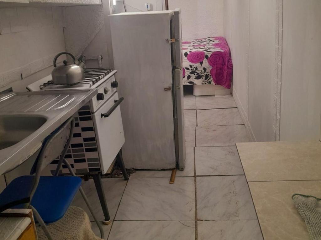 una cocina con estufa y refrigerador en Playa mansa, en Atlántida